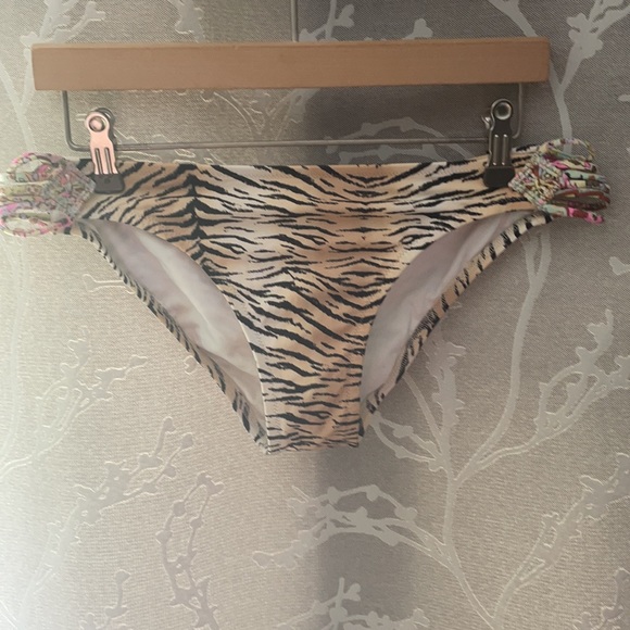 Bikini - Picture 4 of 6